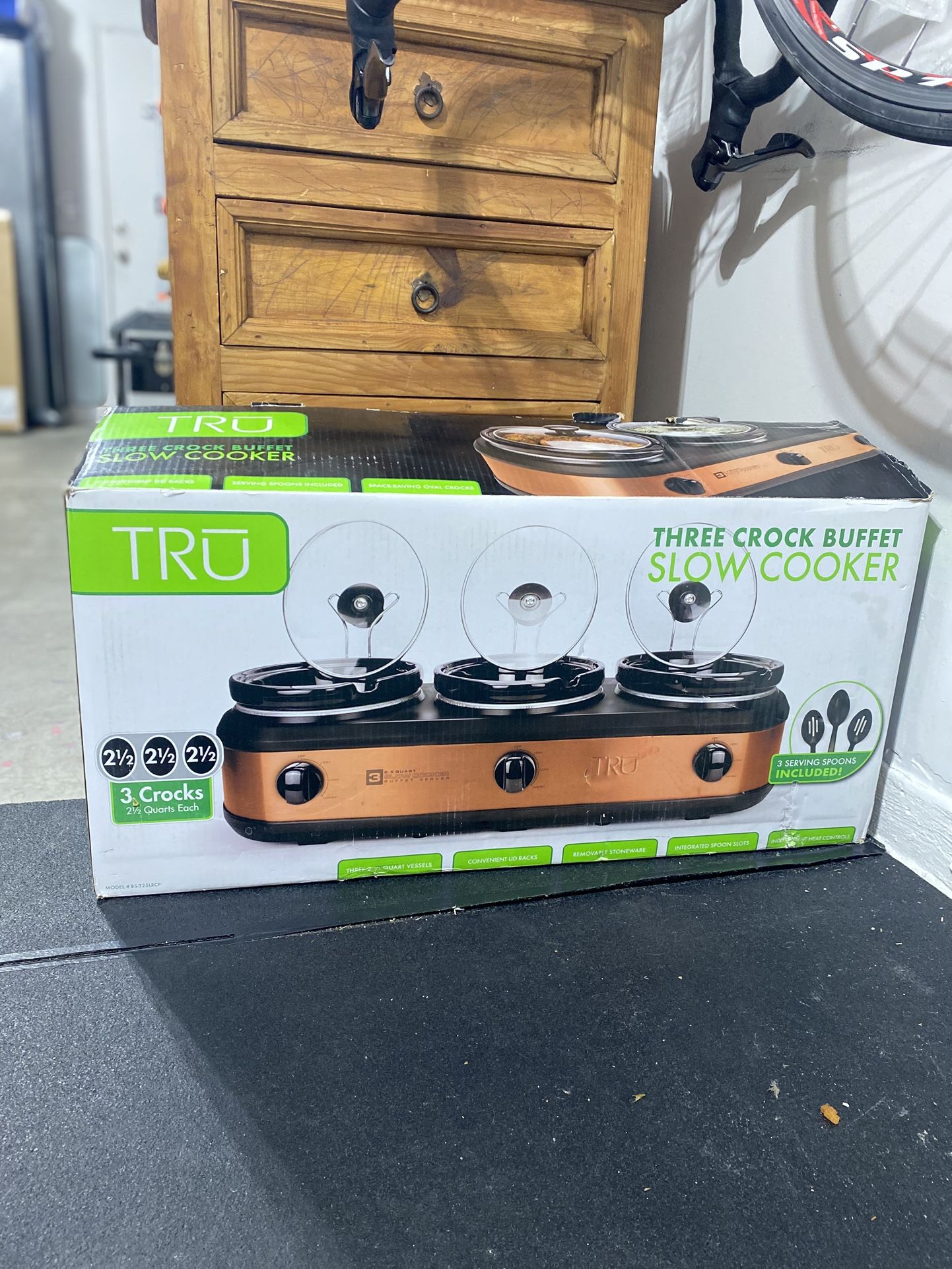 TRU Triple Slow Cooker Triple Buffet Server 3 Inserts, Each 2 1/2 Quarts