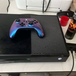 Xbox One With Control And Cords And 32in TV (no Remote)