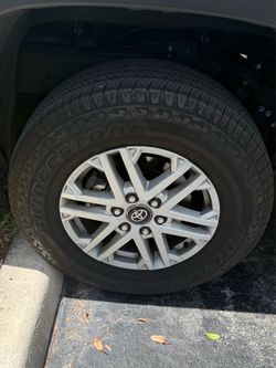 Toyota tundra 2025 4 wheels and tires used