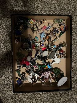 HUGE Dungeons and Dragons bulk lot of miniatures, maps, accessories, die, terrain elements and more!!