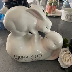Rae Dunn Bunny 🐰 💋 Kisses Decoration