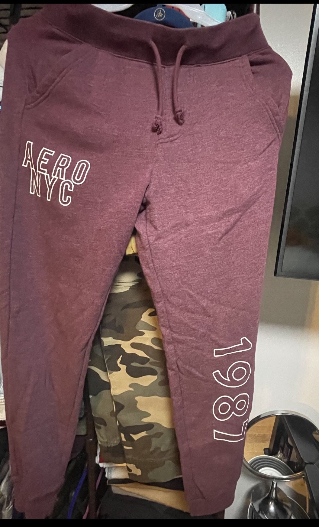 New WOT Mens Small Slim Fitted Aeropostale Jogger Sweat Pants Burgandy