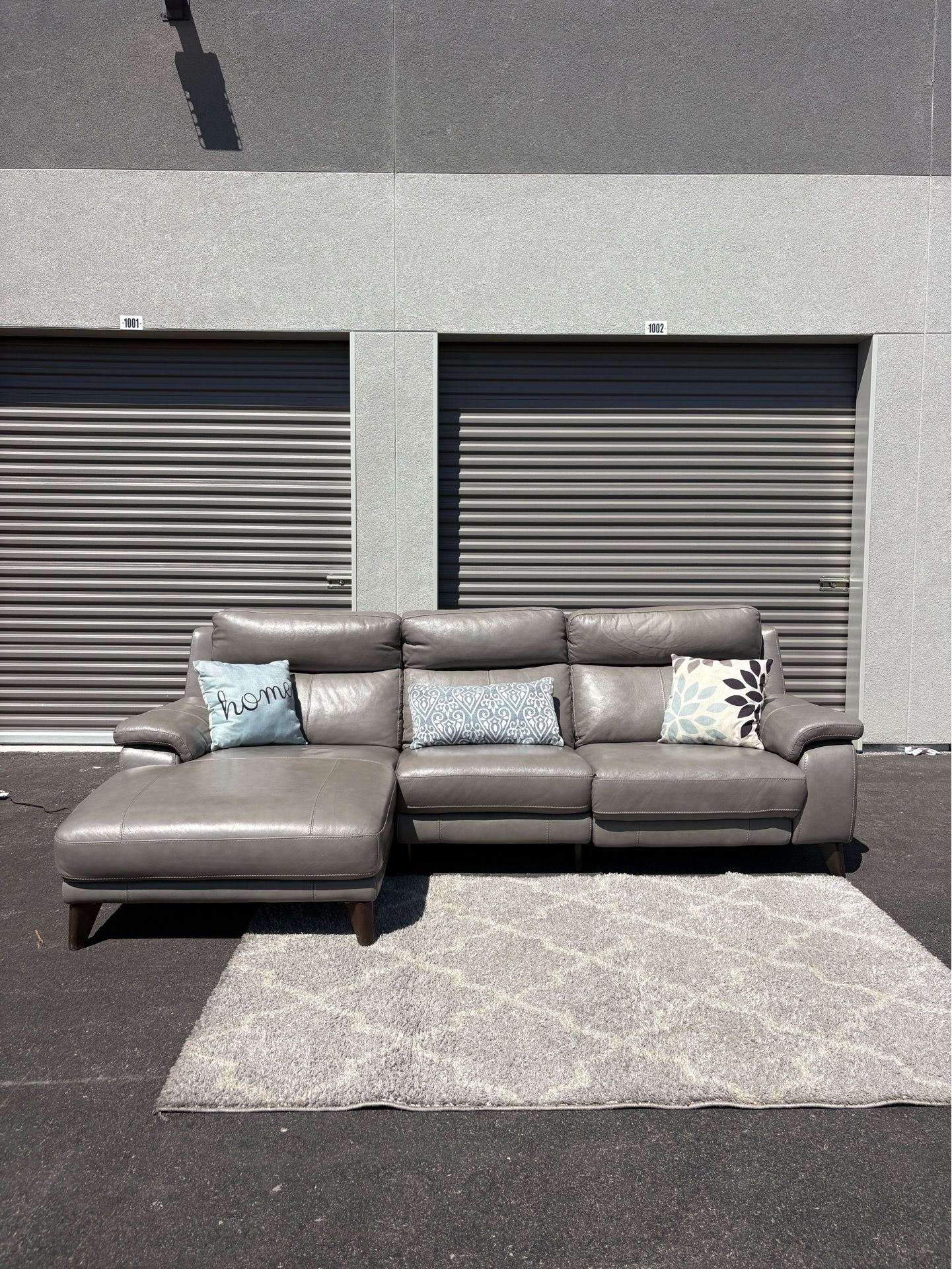 Gorgeous Gray 3pc Sectional with Built-in Electric Recliner (Free Delivery 🚚)