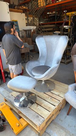 Swivel Chair w/Footrest
