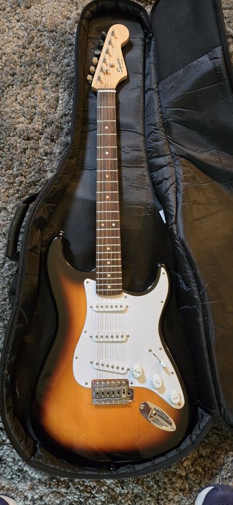 Squire by Fender - Bullet Strat - 2008 - Played a few times. Case not included.