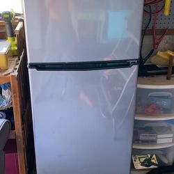 Galanz “mini” Fridge 