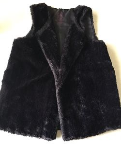 Girl’s black faux fur vest/ m(7-8)