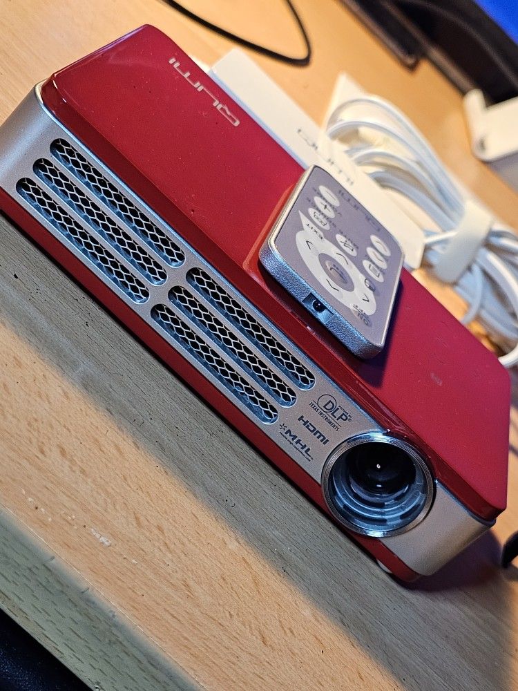 Vivitek Qumi Q5 Mini Pocket 500 Lumen WXGA HD 720p HDMI 3D Ready Pocket DLP Projector