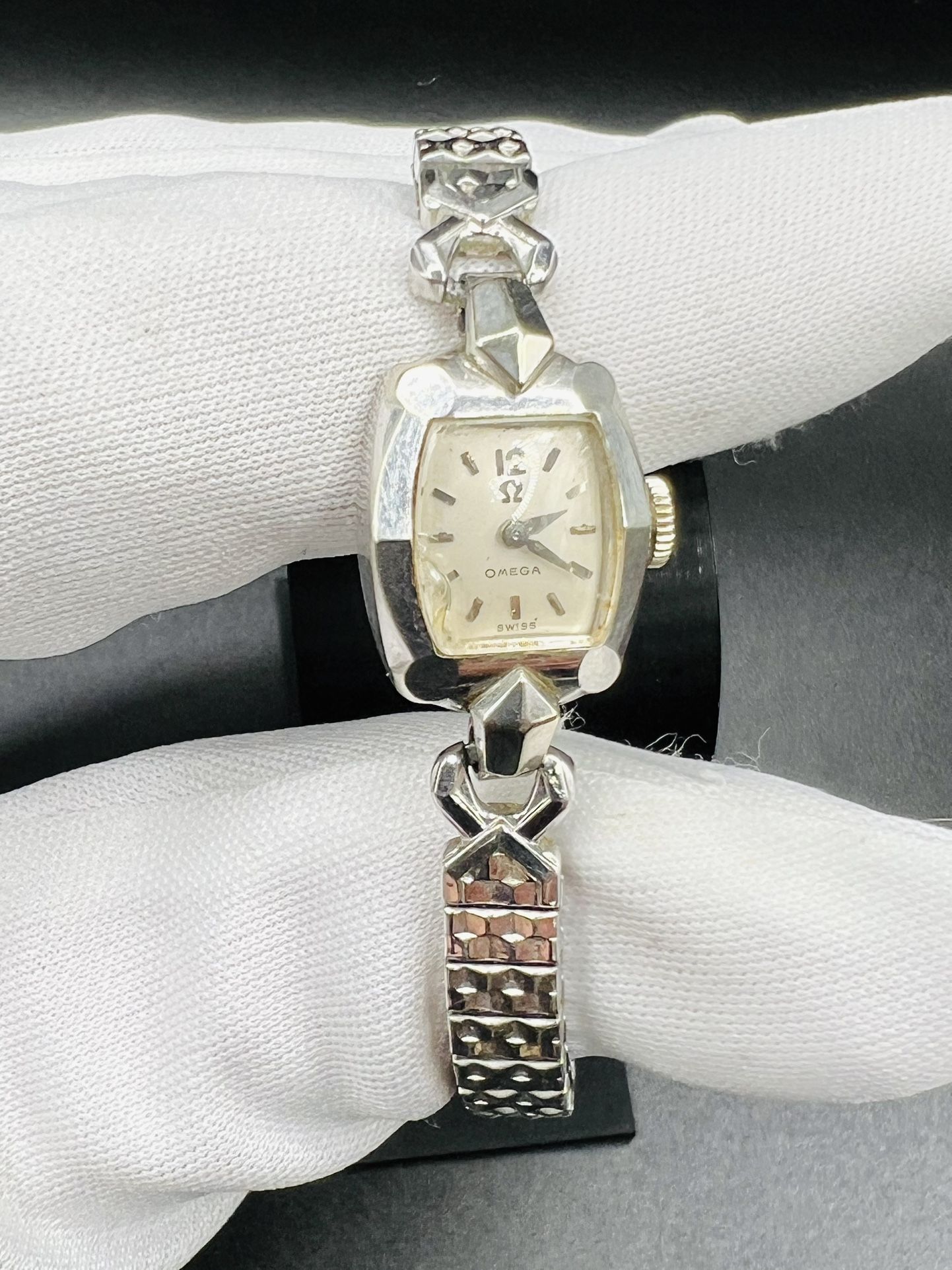 Vintage Omega ladies' watch with a 14K Gold Filled case and a manual wind-up caliber 481 movement
