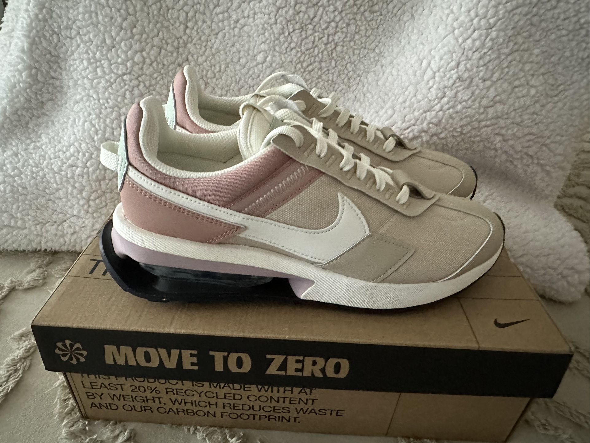 BRAND NEW WOMENS NIKE W AIR MAX PRE-DAY