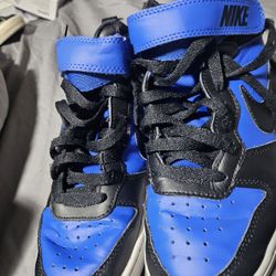Size 4 Boys Nike Shoes Good Condition 