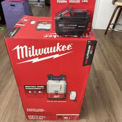 Milwaukee SWITCH TANK 4-Gallon Backpack Water Supply Kit. With one ☝️ 12-0 FORGE Battery BRAND New..