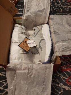 NEW SKECHERS TENNIS SIZE 8