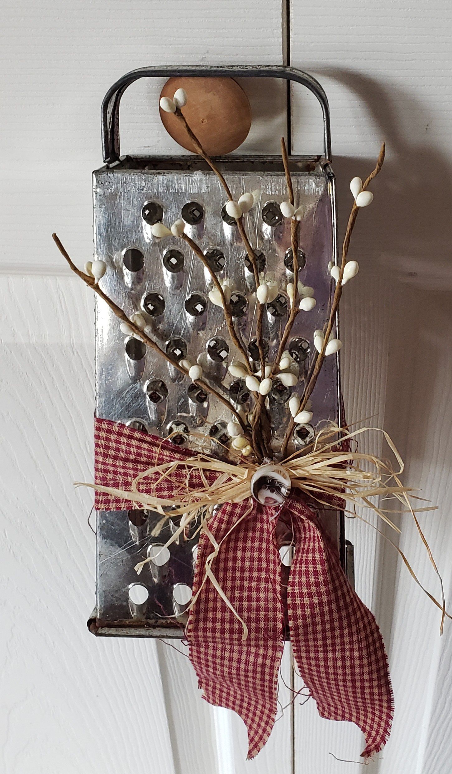 Primmed up grater with pipberries and homespun