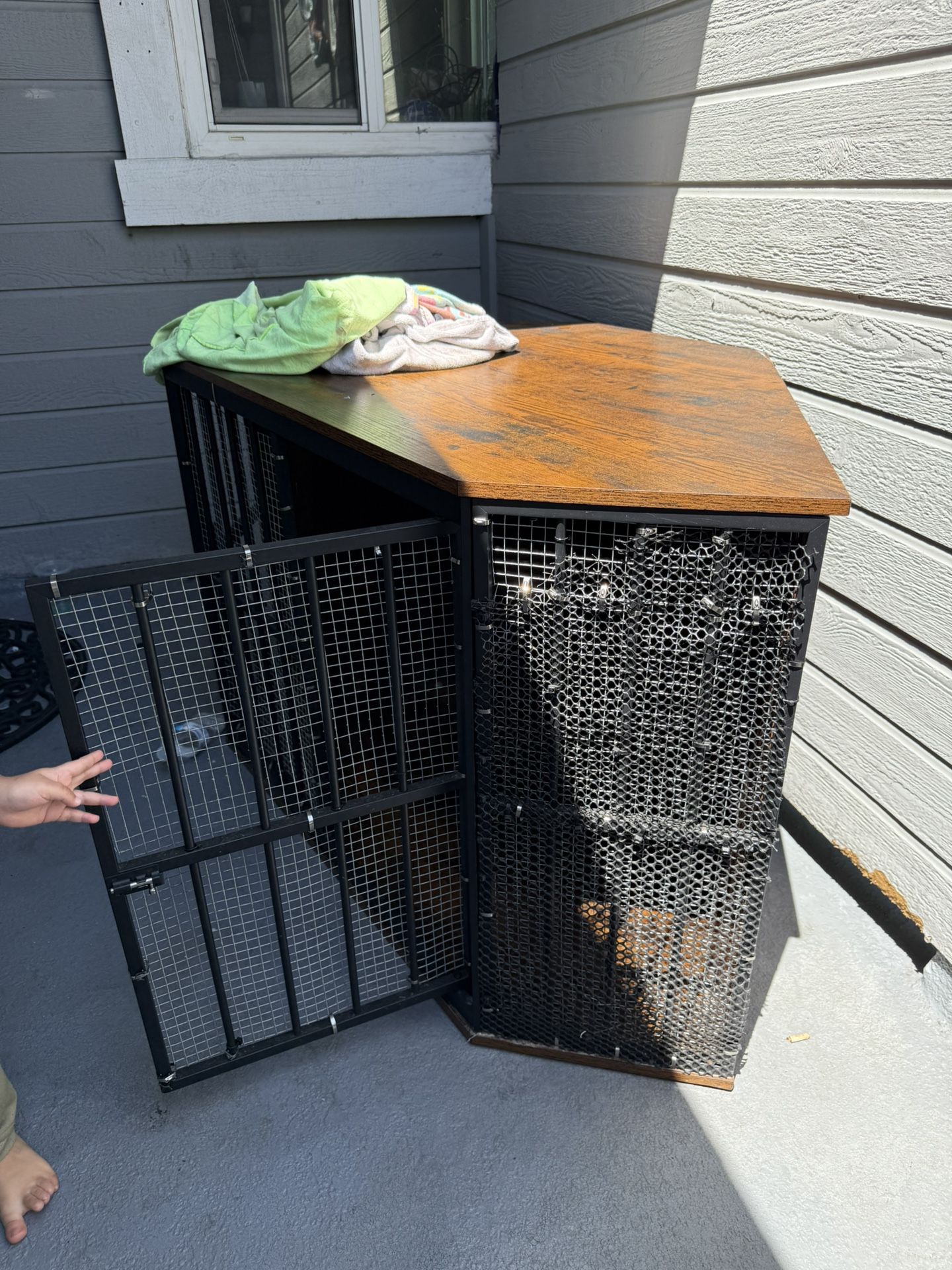 Corner Dog Crate