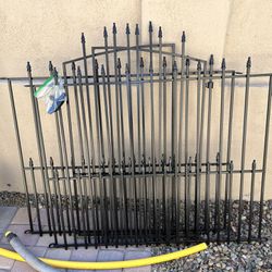 4 Post Metal Fencing w/Swinging Gate 