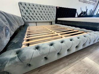 New 🩶 Queen Size Luxury Upholstered Bed 🩶 available in Queen! ⭐️