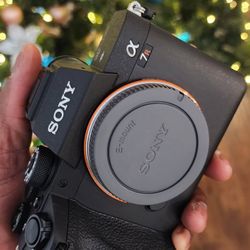 Sony Alpha a7R IV Mirrorless Digital Camera with Sony 24mm f/1.4 GM E-mount Full Frame G Master Lens 