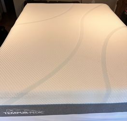 Queen Size mattress Tempurpedic bed