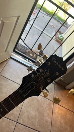 Epiphone Les Paul Special-ll Electric Guitar in a vintage sunburst finish.