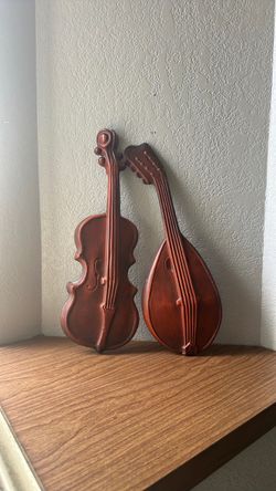 2 VINTAGE ROYAL CAST METAL MANDOLIN VIOLIN 18”WALL DECOR MUSICAL INSTRUMENTS