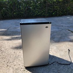 Sanyo 3.7cu Stainless Steel Compact Freestanding Mini Fridgee With Top Freezer 