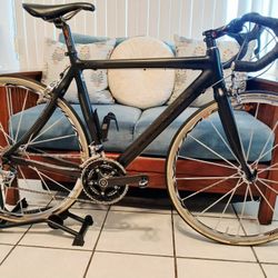 Cannondale Synapse Full Carbon Roadbike Size 53cm Medium Dura Ace Componets 20 Speeds Aerodinamic Full Carbon Bar Like New. 