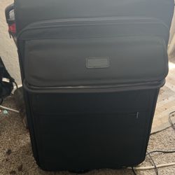 Nice Suitcase !! Everything Works 