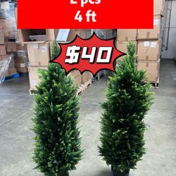 ❤️$40❤️ 4 ft. Artificial Topiary Cedar Tree  （2 pcs ）  Pick up is in the East Los Angeles 90032 El Sereno Neighborhood. Between Huntington Drive and M
