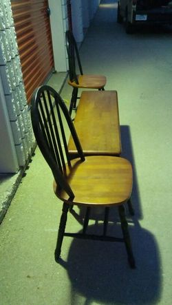 Table and chairs (pic 1 of 3)
