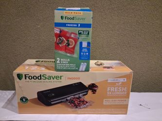 FoodSaver FM2000 Vacuum Sealing System with Bags