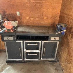 Work Bench (on wheels) with both Grinder & Vice