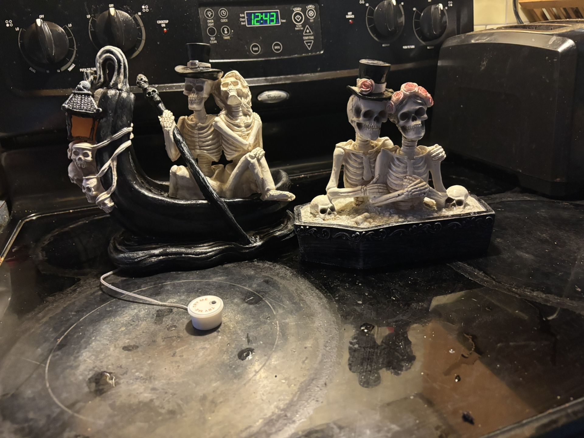 2 Couple Skelly Statues One Lights Up