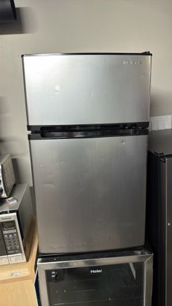 Insignia mini Fridge