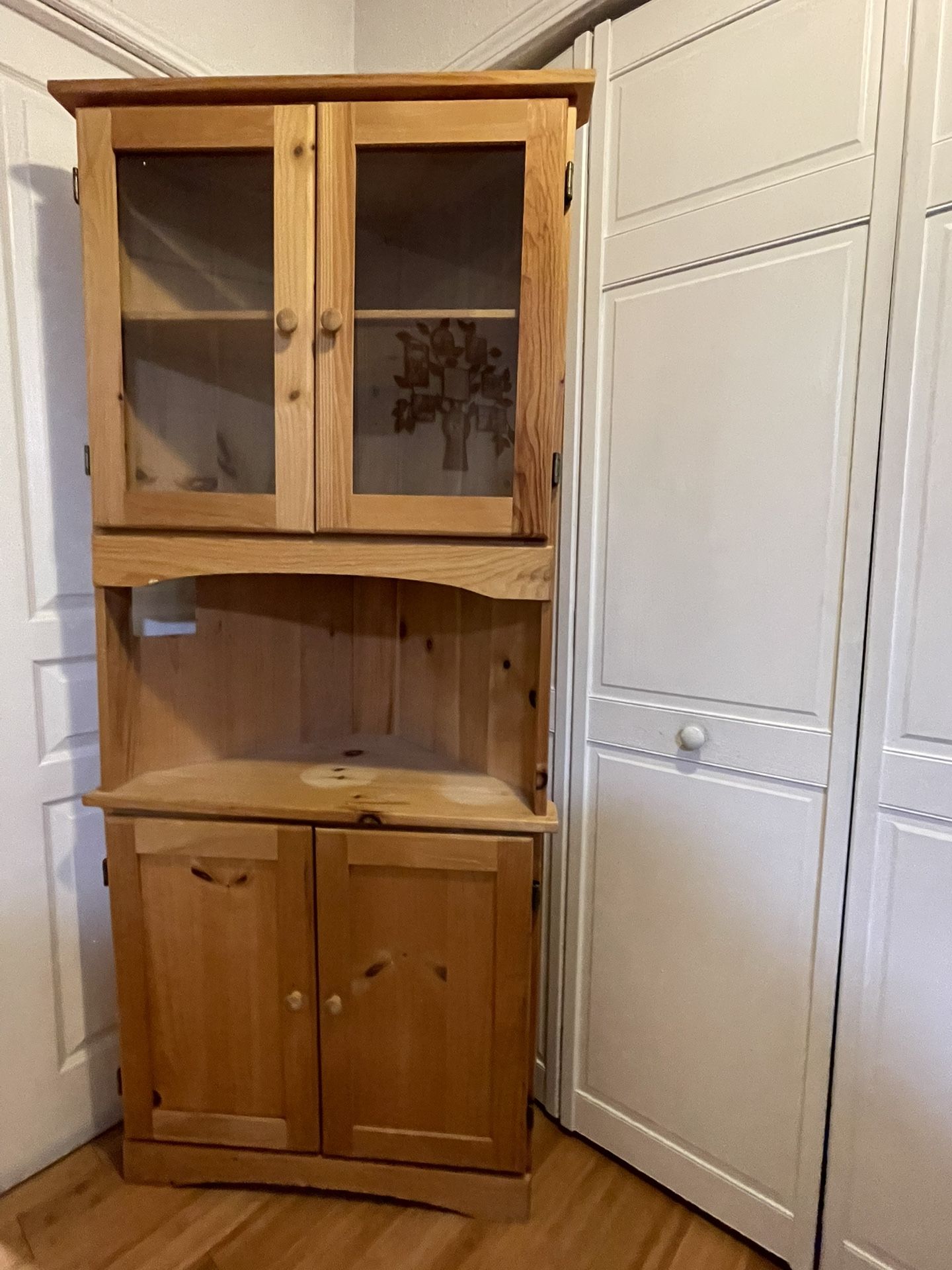 Corner Shelf Hutch