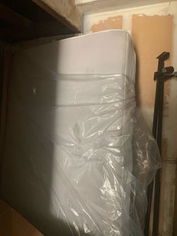 Queen air mattress and box spring