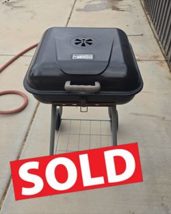 Charcoal grill with wheels