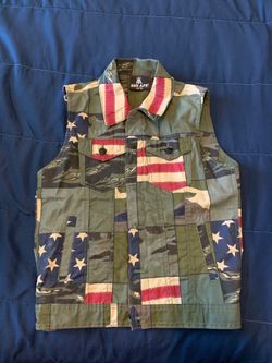 Boys camo/ flag vest size M 10
