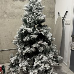 Brand New 6’5 Beautiful Naomi Christmas tree