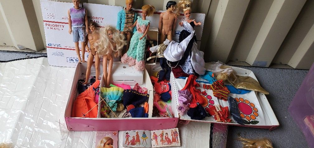 lot of 1968 vintage Barbie matell dolls with world box Antiques