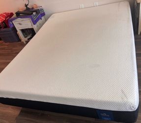 Queen tempurpedic mattress