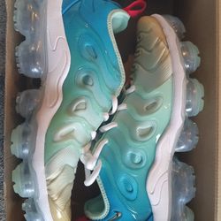 Nike VaporMax Plus – Women’s Size 8 – Metallic Silver/Mint Foam