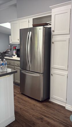 Lg refrigerator.   Needs new compressor.