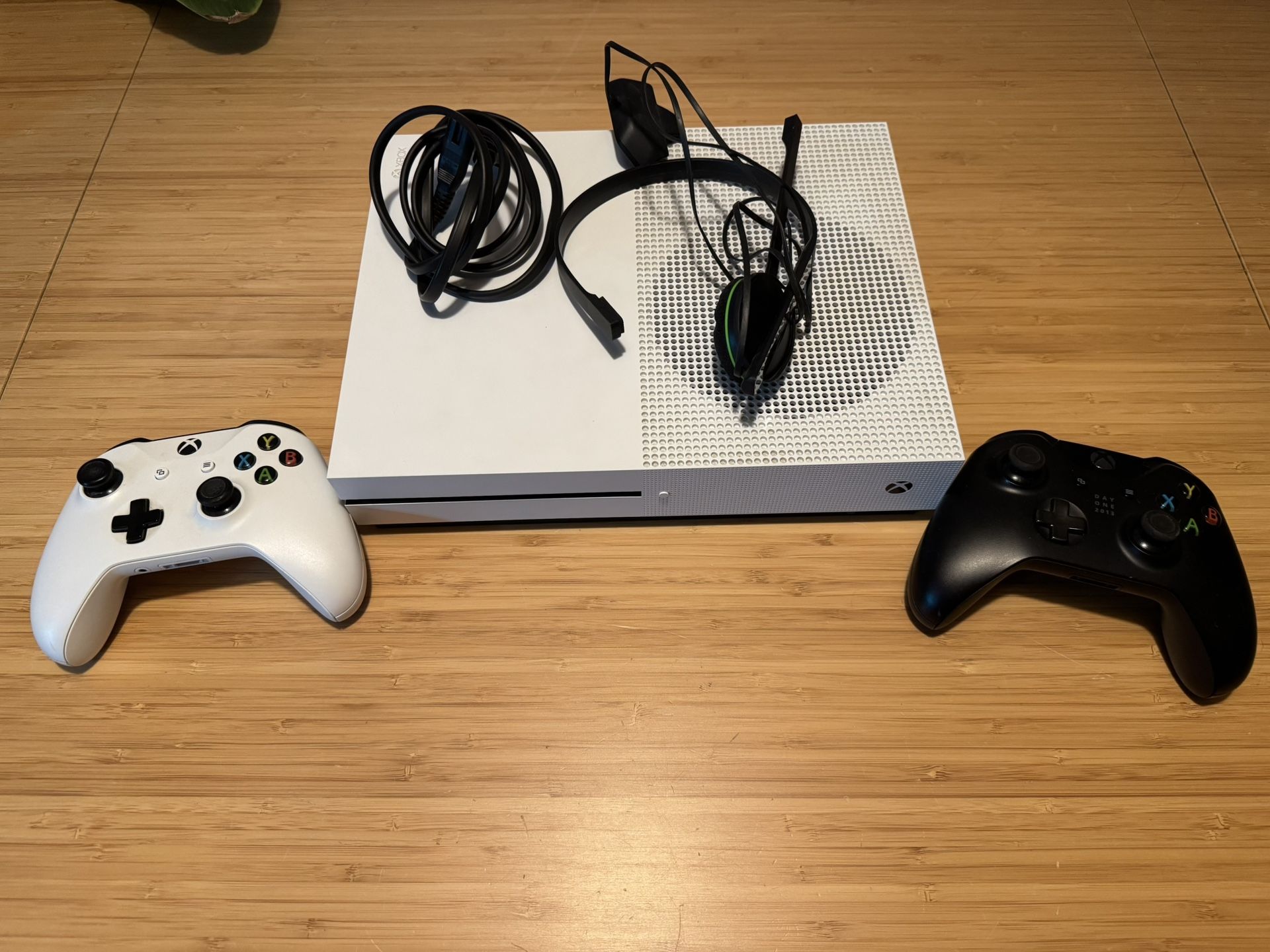 Xbox One S 500gb With Extra Controller