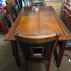 Beautiful Dining Room Set (Table 60x36, 4 Chairs and a Bench) $150 Local Pickup ONLY Homestead - Miami 