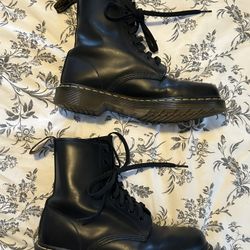 Women’s Doc Martens smooth leather lace up boots