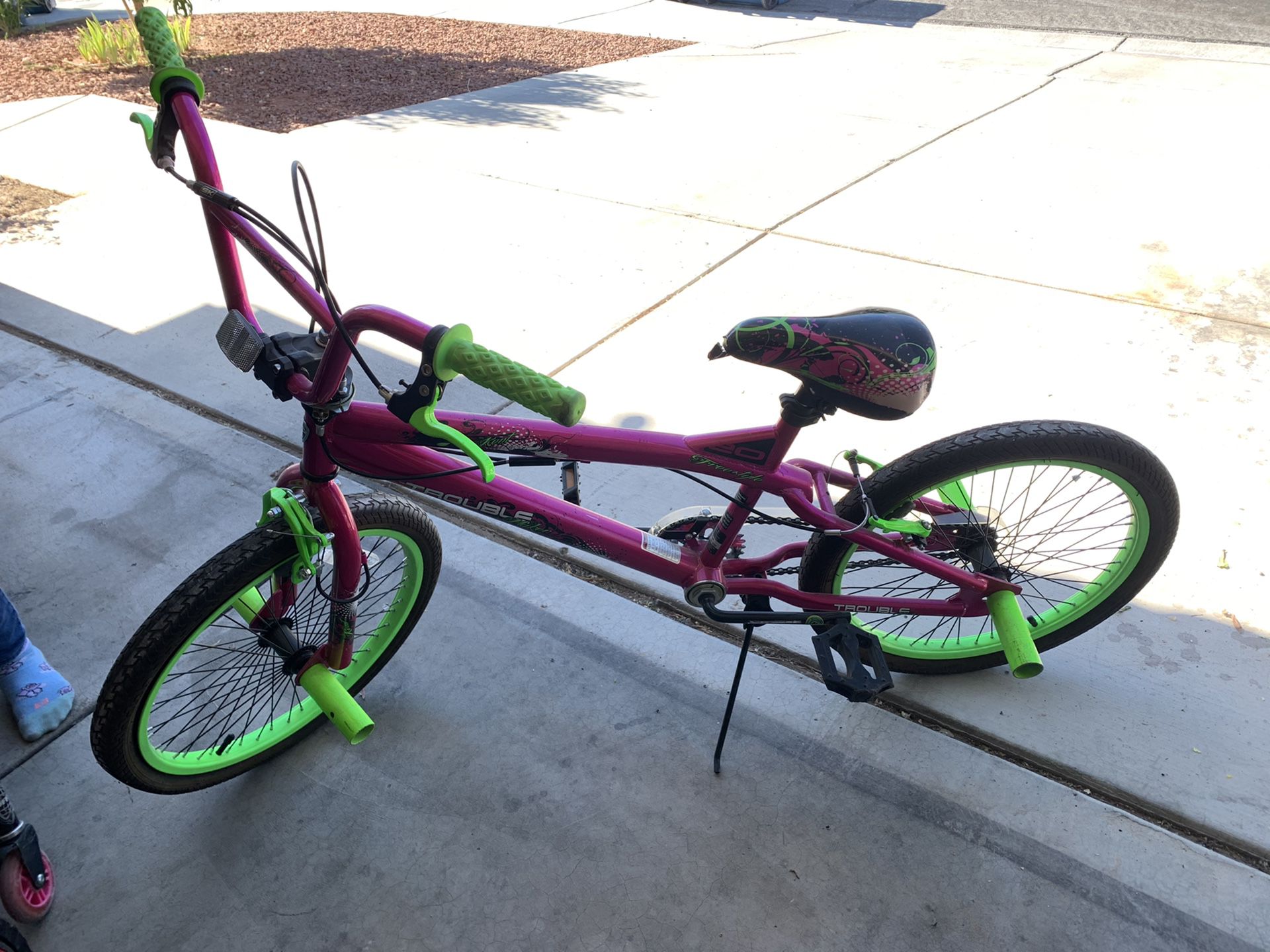 20" GIRLS BIKE, FREE STYLE TYPE IN GREAT CONDITION