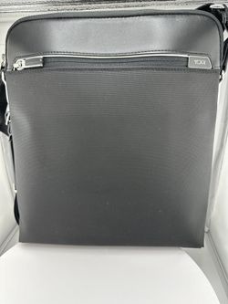 TUMI ARRIVE MESSANGER BAG BRAND NEW
