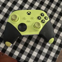 Various Xbox One And series X Controllers 