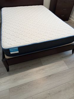 Sleepy’s Queen Mattress in excellent condition